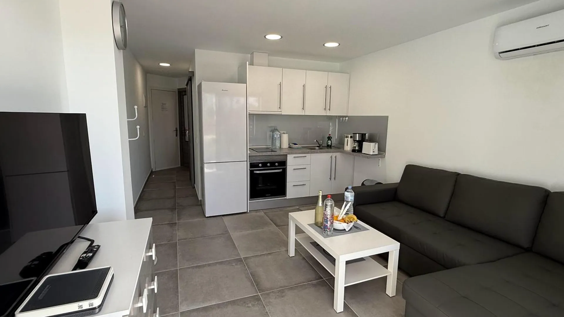 Modernes Apartment Mit 1 Schlafzimmer Und Balkon Im Herzen Von Playa Del Ingles, Gran Canaria  Playa del Ingles (Gran Canaria)